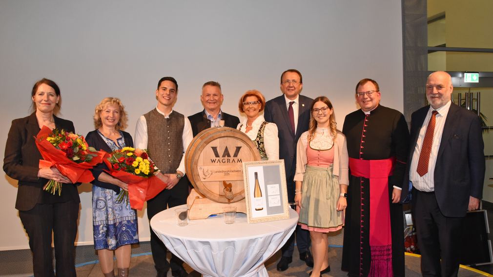 Der Hauptstadtwein 2025 wurde am 12. November 2024 im feierlichen Rahmen gesegnet. Die zwei Veltliner in Grün und Rot tragen die Namen „Bertha“ und „Sigmund“.  (Foto: Josef Vorlaufer)