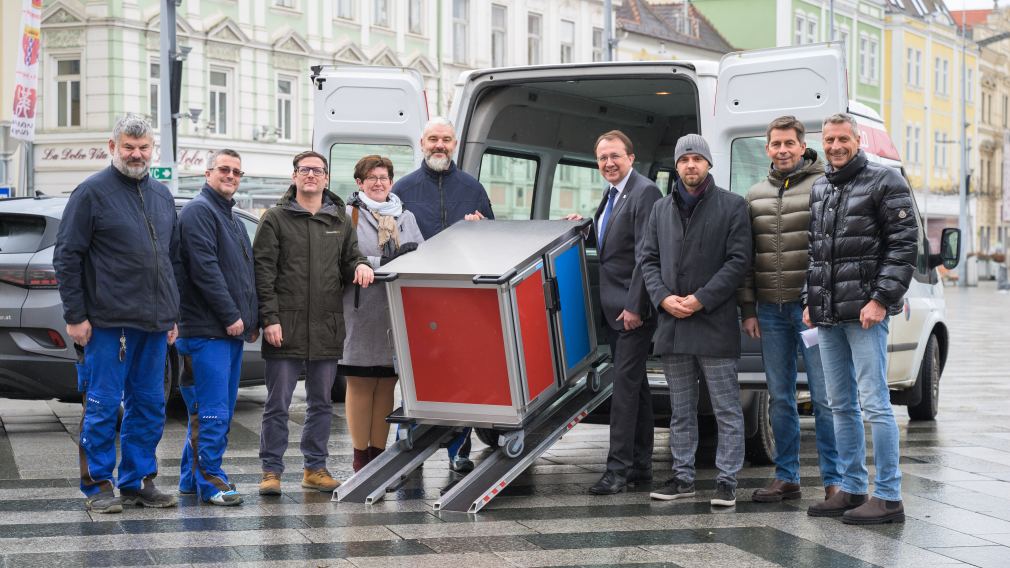 Gemeinsam haben das Küchenpersonal des Senior:innenwohnheimes und Mitarbeiter des Wirtschaftsservice, sowie der Personalabteilung das Projekt „stp* Bonus“ umgesetzt, wodurch unter anderem jetzt allen Magistratsbediensteten ein Mittagessen angeboten werden kann. An Werktagen werden die Speisen vom Eisberg zum Magistrat geliefert. (Foto: Arman Kalteis)