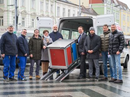 Gemeinsam haben das Küchenpersonal des Senior:innenwohnheimes und Mitarbeiter des Wirtschaftsservice, sowie der Personalabteilung das Projekt „stp* Bonus“ umgesetzt, wodurch unter anderem jetzt allen Magistratsbediensteten ein Mittagessen angeboten werden kann. An Werktagen werden die Speisen vom Eisberg zum Magistrat geliefert. (Foto: Arman Kalteis)