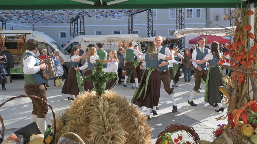 V.l.n.r.  BGM Matthias Stadler,  Glücksengerl Livia (blaue Jacke) Nora (rosa Jacke) und Mama Sabrina Schmidl,  GR Birgit Becker, Landtagsabgeordneter STR Florian Krumböck, STR Renate Gamsjäger, VBGM Matthias Adl, Marktsprecher Florian Karner, Landesrat Sven Hergovich, Marktamtsleiter Michael Gruber, Dompfarrer Josef Kowar, Tänzer der Herzogenburger Volkstanzgruppe und GR Michael Pieber Unten Tänzerinnen der Herzogenburger Volkstanzgruppe mit Musikant