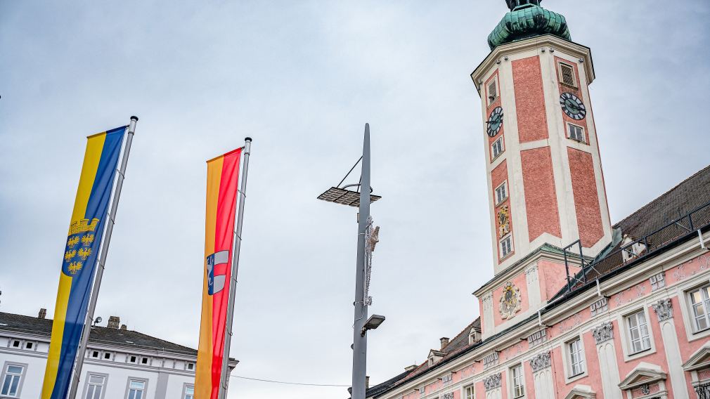 Rathaus mit Fahnen. (Foto: Vorlaufer)