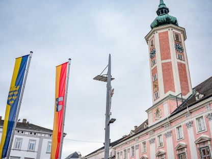 Rathaus mit Fahnen. (Foto: Vorlaufer)