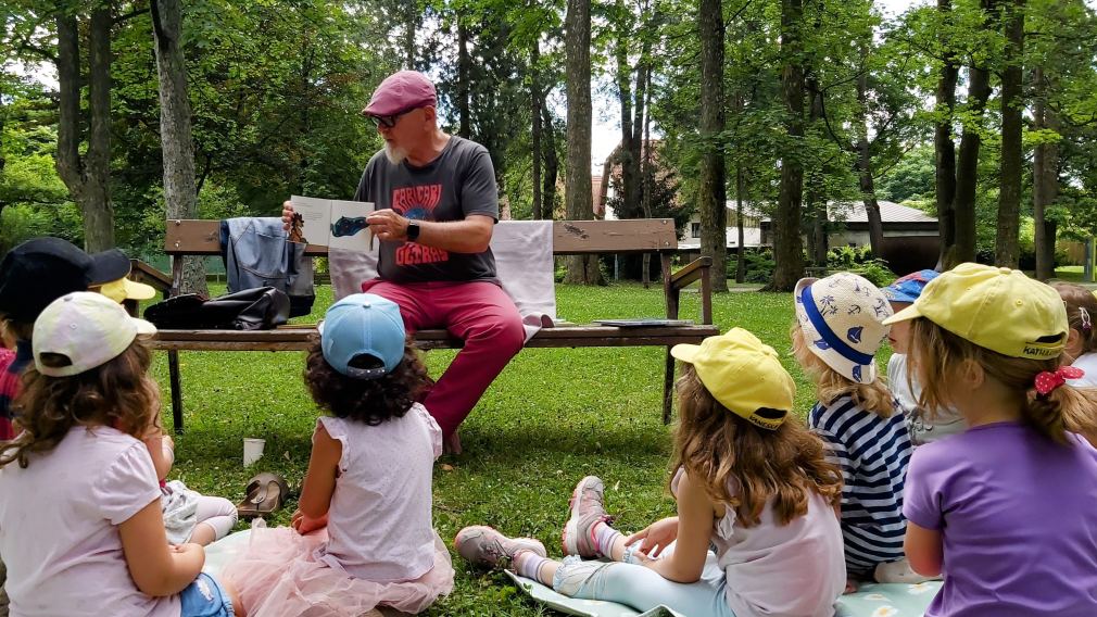 Im Rahmen von „Lesen im Park“ wird Kindern aus ausgewählten Büchern von Freiwilligen vorgelesen. (Foto: Veronika Böck)