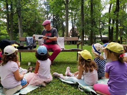 Im Rahmen von „Lesen im Park“ wird Kindern aus ausgewählten Büchern von Freiwilligen vorgelesen. (Foto: Veronika Böck)