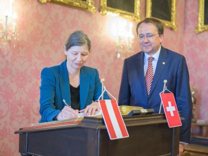 Botschafterin Salome Meyer mit Bürgermeister Matthias Stadler beim Eintrag in das Goldene Buch der Stadt. (Foto: Arman Kalteis)