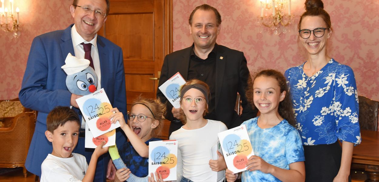 Bürgermeister Matthias Stadler, Leiter des Geschäftsbereichs V/4 Kultur und Bildung Alfred Kellner und Elisabeth Pöcksteiner präsentieren gemeinsam mit vier Kindern das neue Saisonprogramm von Jeunesse. (Foto: Josef Vorlaufer)