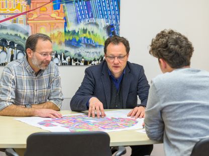 Mag. Martin Köck und DI Jens de Buck zeigen die Vorteile der Zusammenlegung der Teilbebauungspläne auf. (Foto: Arman Kalteis)