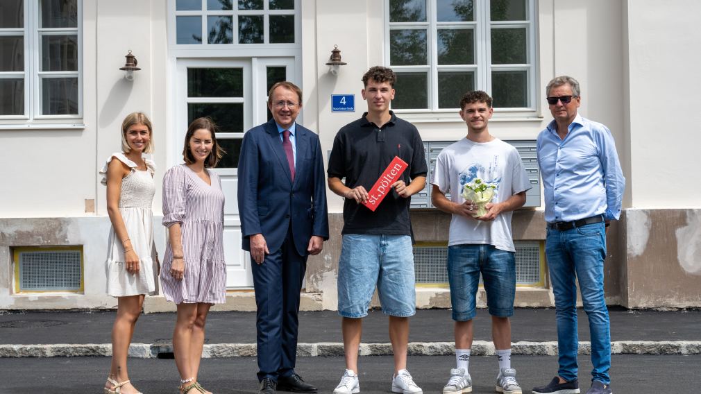 Ein Gruppenfoto der Mitarbeiterinnen der Immobilien St. Pölten GesmbH & Co KG gemeinsam mit Bürgermeister Matthias Stadler, dem Planer der Sanierung Roland Gronister von der gb-Projektmanagement GMBH sowie den neuen Bewohner:innen. (Foto: Gerald Weixelbraun)