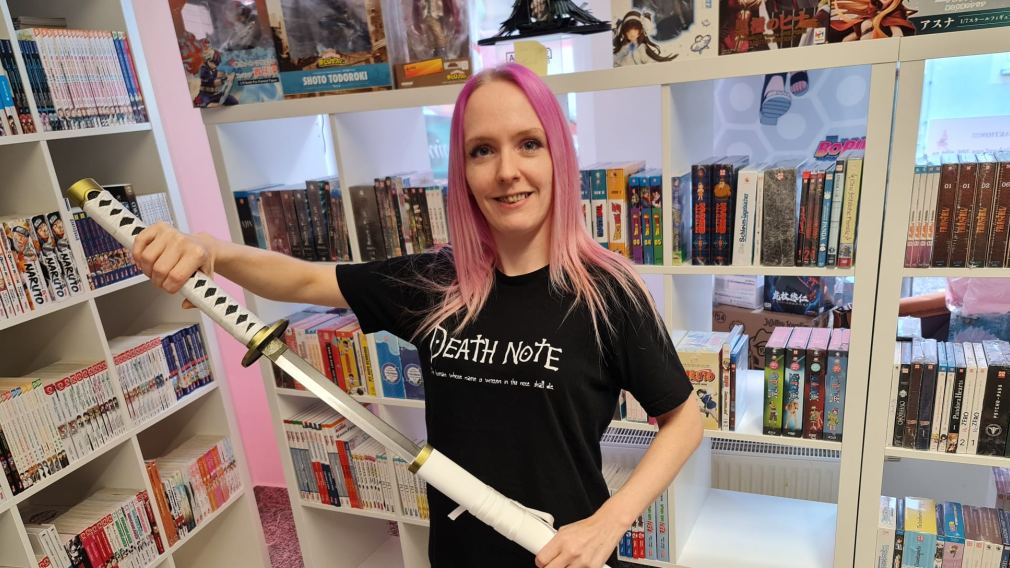 Nicole Kellner mit Anime Schwert in ihrem Niikii's Anime Shop. Foto: Niikii's Anime/z.V.g.