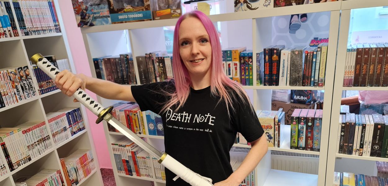 Nicole Kellner mit Anime Schwert in ihrem Niikii's Anime Shop. Foto: Niikii's Anime/z.V.g.