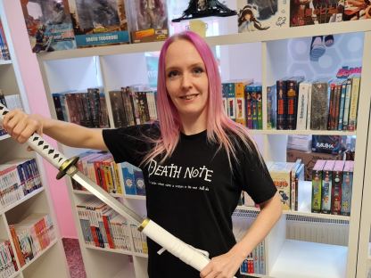 Nicole Kellner mit Anime Schwert in ihrem Niikii's Anime Shop. Foto: Niikii's Anime/z.V.g.