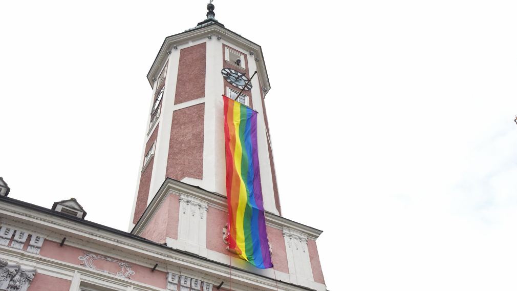Am Rathaus wird im Juni die Regenbogenfahne gehisst. (Foto: Martina Eigelsreiter)
