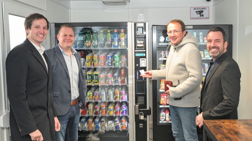 Vier Personen in einem Raum mit Automaten. (Foto: Vorlaufer)