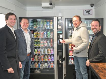 Vier Personen in einem Raum mit Automaten. (Foto: Vorlaufer)