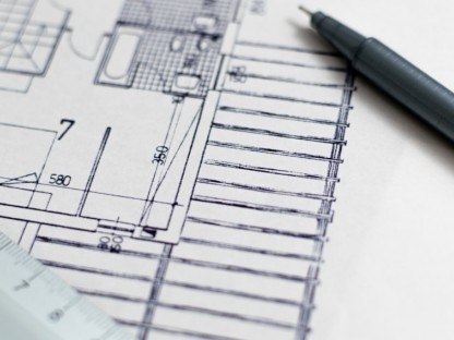 Blick auf Bauplanskizze daneben ein Stift und ein Lineal. (Foto: Pixabay)