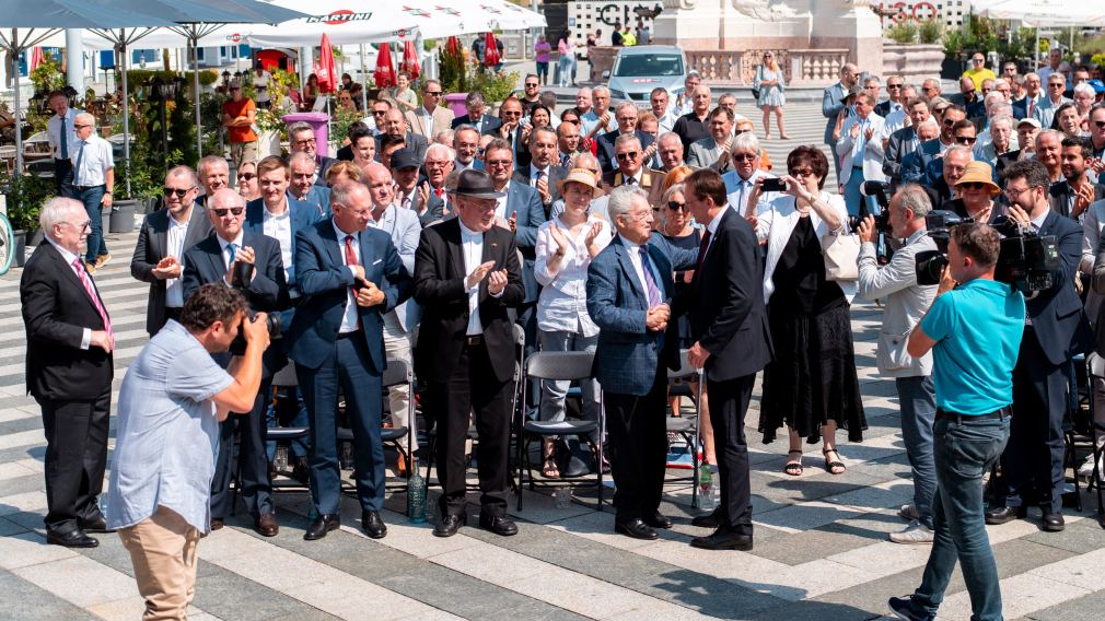 Zahlreiche Wegbegleiter:innen feierten am Rathausplatz das 20. Amtsjubiläum von Bürgermeister Matthias Stadler. (Foto: Josef Bollwein)