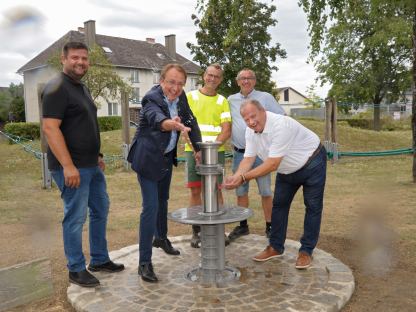 Mirza Sacic von der Trinkwasserversorgung, Bürgermeister Matthias Stadler, Harald Gruber und Robert Wotapek von der Stadtgärtnerei und Stadtrat Walter Hobiger haben den neuen Durstlöscher getestet. (Foto: Wolfgang Mayer)