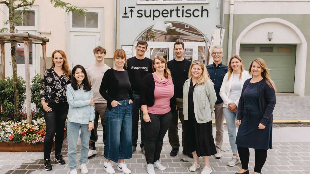 Supertisch ist ein frisches, wendiges Kernteam mit der Leidenschaft für alles was mit eurem Büro und Wohlfühlarbeitsplatz zu tun hat. Foto "kleine Fotostube"