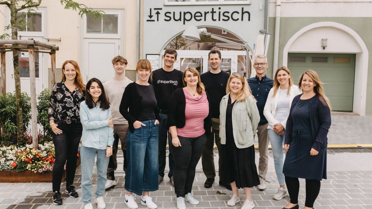 Supertisch ist ein frisches, wendiges Kernteam mit der Leidenschaft für alles was mit eurem Büro und Wohlfühlarbeitsplatz zu tun hat. Foto "kleine Fotostube"