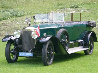 Ein Highlight beim 100 Jahr Jubiläum des Österreichischen Philatelistenverbandes - der Austro Daimler AD 6-17 aus dem Jahr 1922. Das dunkelgrüne Auto steht auf einer Wiese. Auf einem Scheinwerfer ist eine kleine Österreich Flagge befestigt. (Foto: VÖPh)
