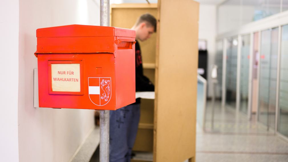 Person in einer Wahlkabine (Foto: Kalteis)