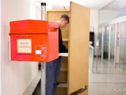 Person in einer Wahlkabine (Foto: Kalteis)