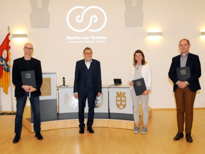 v.li.n.re: Christoph Muuß, Prof. Dr. Peter Pantuček-Eisenbacher (Rektor), Katharina Batinic, Manfred Haidl (Foto: Andrea Reischer)