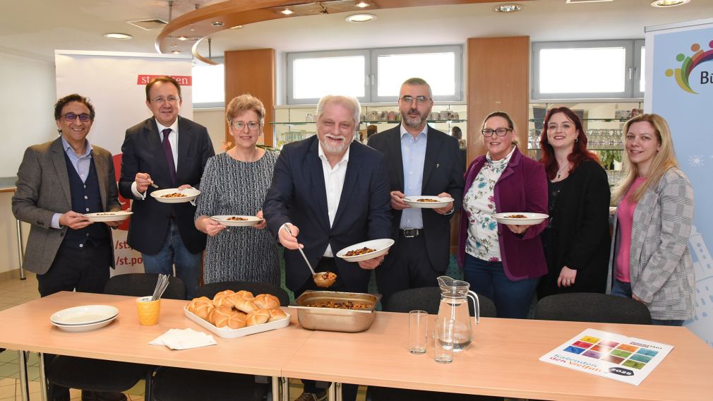 Bürgermeister Matthias Stadler, Vertreter:innen des Interreligiösen Dialogs und Mitarbeiter:innen des Büros für Diversität im Saal der Begegnung. (Foto: Josef Vorlaufer)