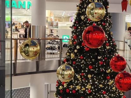 Weihnachtsbaum im Einkaufscenter: Foto: shoma marketing gmbh