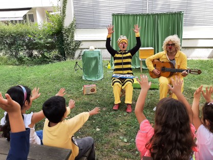 Laura Nöbauer und Edouard Raix vom Bienen Clown-Theater animierten die Kinder zum Mitmachen. Foto: Kindergarten Maria Theresia