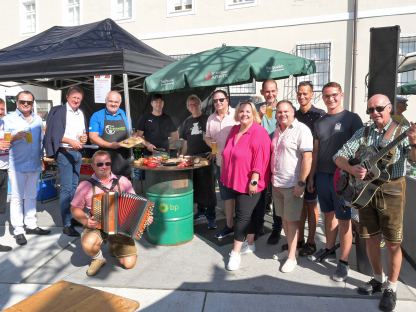 Einige Personen versammelt um einen Grill am Markt am St. Pöltner Domplatz. (Foto: Josef Vorlaufer)