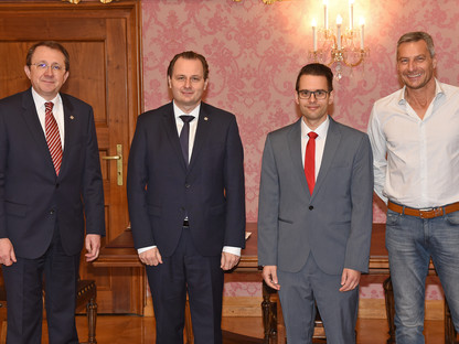 v.l.n.r. Bürgermeister Matthias Stadler, Alfred Kellner, Lukas Schönsgibl und Michael Paal im Bürgermeisterzimmer. (Foto: Josef Vorlaufer)