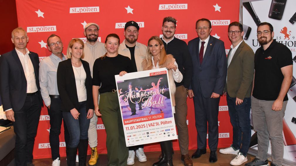 Drei Personen mit einem Plakat in der Hand. (Foto: Josef Vorlaufer)