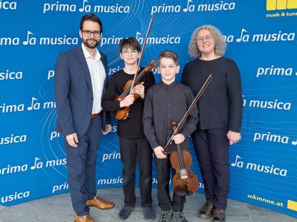 Das Duo Seveo holte den Landessieg in der Kategorie Kammermusik für Klavier. Direktor Lukas Schönsgibl und Alexandra Rappitsch gratulierten den Gewinnern Severin Altenburger und Leo Bru-Aleksić. (Foto: Musikschule St. Pölten)