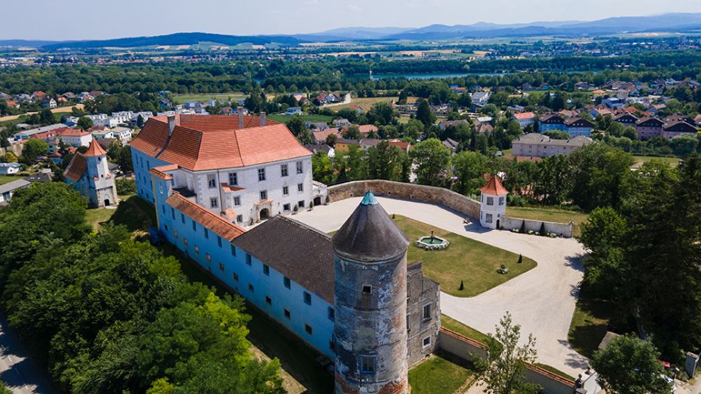 Schloss Viehofen Luftaufnahme. (Foto: Arman Kalteis)