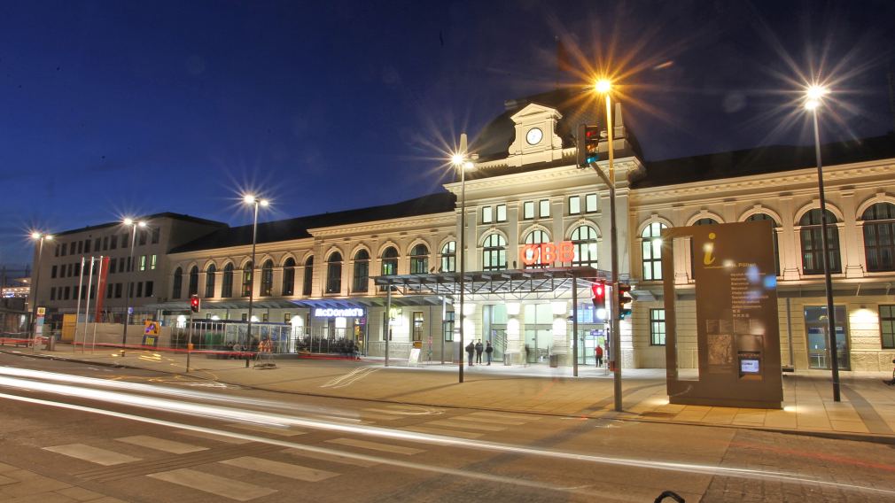Hauptbahnhof St. Pölten bei Nacht. (Foto: Josef Vorlaufer)
