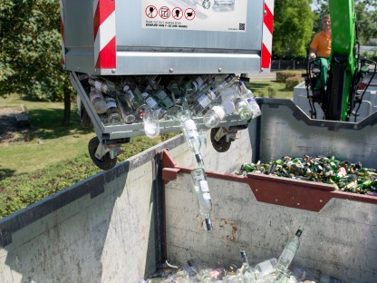 Altglascontainer mit der Aufschrift Weissglas wird geleert. (Foto: Abfallwirtschaft St. Pölten)