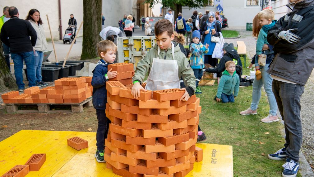 Ein Kind baut auf der Kinderspielstadt 2024 ein Modell. Foto: Tanja Wagner