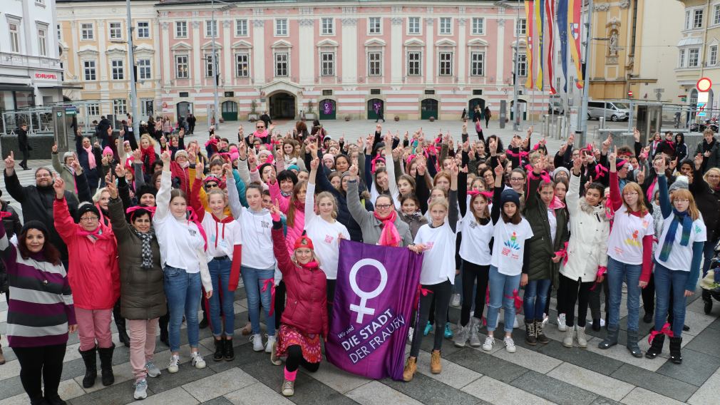 „One Billion Rising“ soll ein Zeichen gegen Gewalt an Mädchen und Frauen setzen. Deshalb wird weltweit getanzt – auch in St. Pölten. (Foto: Salam Al Mujmee)