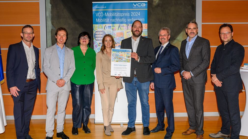 Philip Rosinak (Rosinak & Partner), VCÖ-Sprecher Christian Gratzer, Anna Detzlhofer (DnD Landschaftsplanung), Carina Wenda (Klimakoordinationsstelle), Projektleiter Manuel Hammel, Landtagspräsident Karl Wilfing, ÖBB-Regionalmanager Christof Hermann und Leiter der Stadtentwicklung Jens de Buck bei der Preisverleihung. (Foto: NLK_Burchhart)