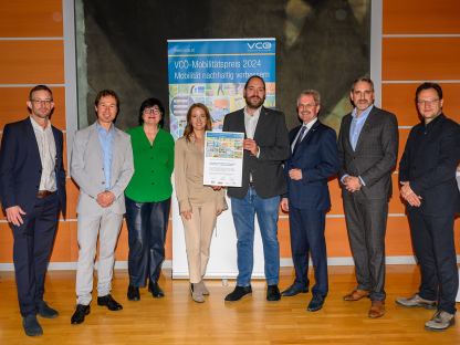 Philip Rosinak (Rosinak & Partner), VCÖ-Sprecher Christian Gratzer, Anna Detzlhofer (DnD Landschaftsplanung), Carina Wenda (Klimakoordinationsstelle), Projektleiter Manuel Hammel, Landtagspräsident Karl Wilfing, ÖBB-Regionalmanager Christof Hermann und Leiter der Stadtentwicklung Jens de Buck bei der Preisverleihung. (Foto: NLK_Burchhart)