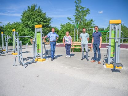 Bürgermeister Matthias Stadler, Stadträtin Gabriele Vavra aus Harland, Sportreferent Florian Gleiss und Leiter der Präsidiale Michael Koppensteiner testeten die neue Fitnessanlage. (Foto: Arman Kalteis)