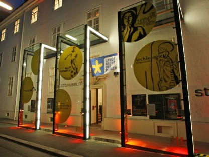 Der beleuchtete Eingang des Stadtmuseums bei Nacht. (Foto: Josef Vorlaufer).