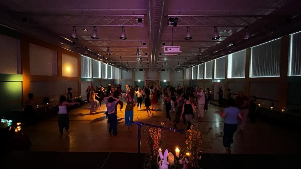 Tanzende Menschen im Saal der Begegnung. (Foto: Elly Schön)