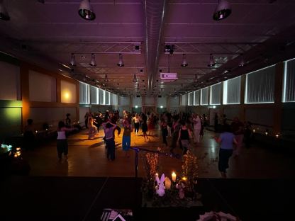 Tanzende Menschen im Saal der Begegnung. (Foto: Elly Schön)