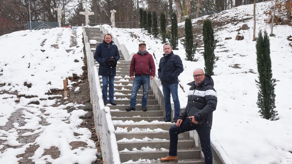 Bürgermeister Matthias Stadler, Robert Wotapek, Michael Bachel und Wolfang Lengauer stehen auf der Kalvarienbergtreppe. Foto: Josef Vorlaufer