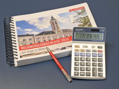 Symbolbild vom gebundenen Rechnungsabschluss, einem Kugelschreiber und einem Taschenrechner. (Foto: Vorlaufer)