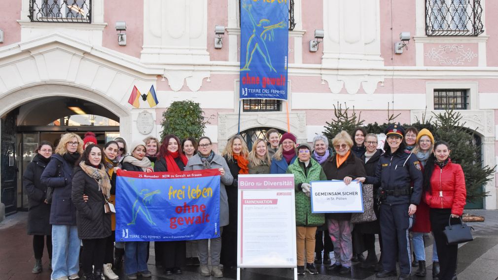 Die Frauenplattform St. Pölten bei der Fahnenaktion vor dem Rathaus. (Foto: Josef Vorlaufer)