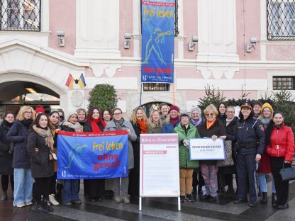 Die Frauenplattform St. Pölten bei der Fahnenaktion vor dem Rathaus. (Foto: Josef Vorlaufer)