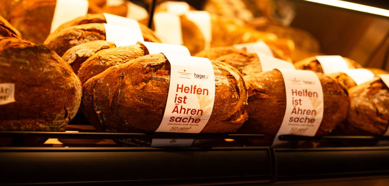 Wolfgang Hager greift ins Brotregal seiner Bäckerei Hager. Foto: Bäckerei Hager GmbH+KG